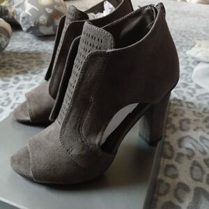 Chic Charcoal Women's Suede Heeled Boots